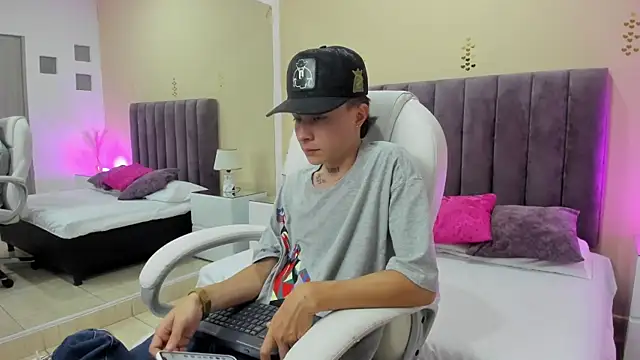 Nascary Fox online show from September 29, 8:24 pm