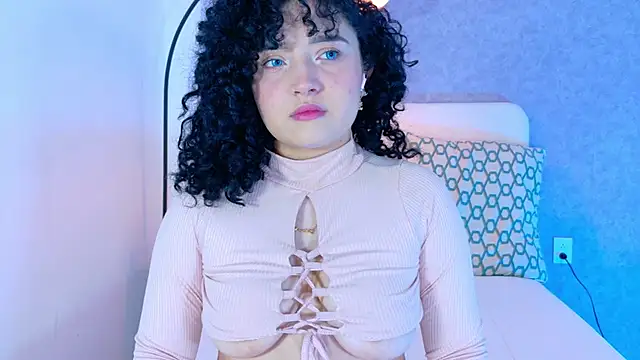 Snapshot of Tracielowe_w chatting on November 6, 3:29 am Tracielowe w online show from November 6, 3:29 am