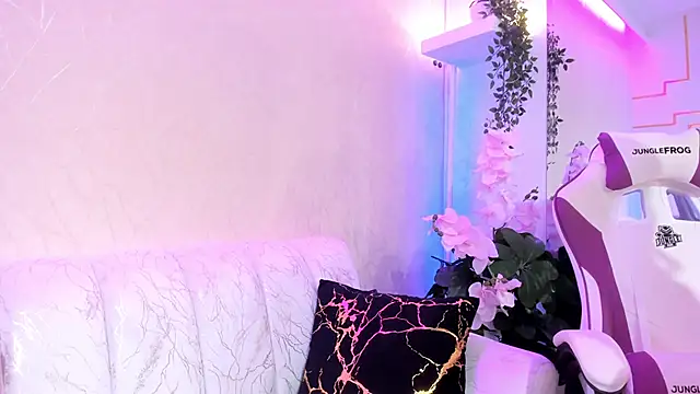 Snapshot of MadisonTylor chatting on October 22, 5:34 pm MadisonTylor online show from October 22, 5:34 pm