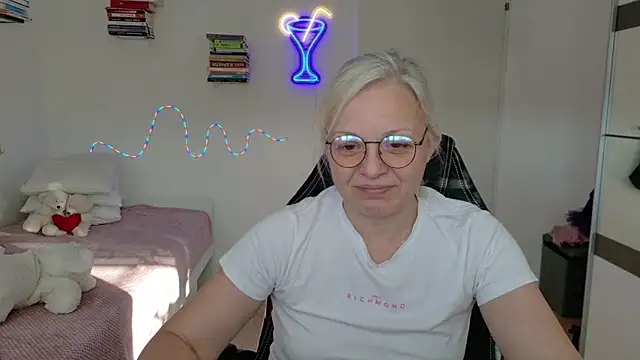 Linsy Kim online show from April 19, 4:39 pm