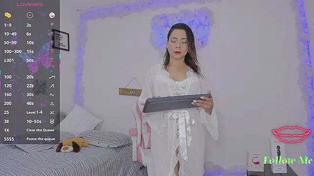 milfAaura online show from March 17, 3:11 am