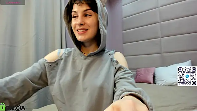 Adeline Perle online show from October 12, 1:26 am