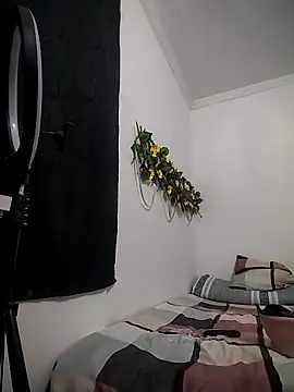 dulcelatin21 online show from November 5, 8:20 pm