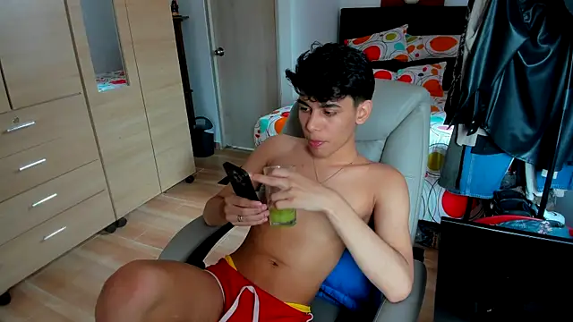 Snapshot of AliottTwink chatting on June 1, 3:58 pm AliottTwink online show from June 1, 3:58 pm