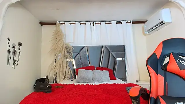 MiniLove 01 online show from September 9, 12:15 pm