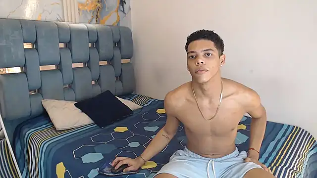 PRETTY FEM online show from April 1, 1:17 am