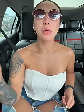 Snapshot of Sarahlove_90 chatting on October 15, 8:31 pm Sarahlove 90 online show from October 15, 8:31 pm