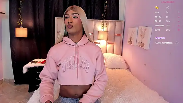 Snapshot of melody-rouss chatting on December 14, 5:35 am melody-rouss online show from December 14, 5:35 am