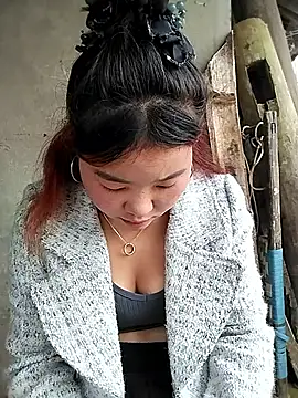 lylylove online show from March 21, 8:41 am