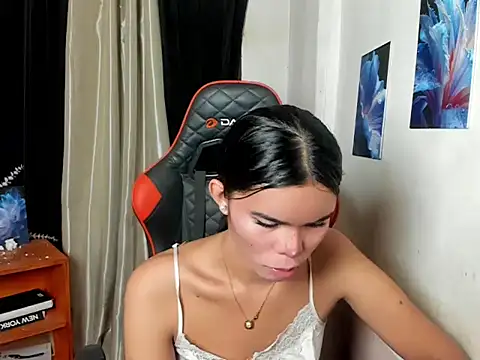 Snapshot of dianne_swift chatting on June 28, 11:44 pm dianne swift online show from June 28, 11:44 pm