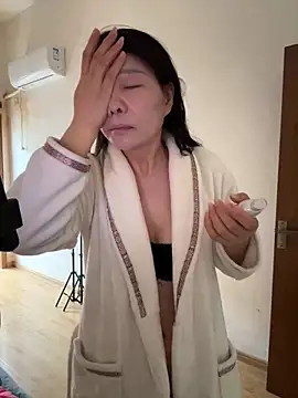 xiiuuff18 online show from April 22, 11:17 pm