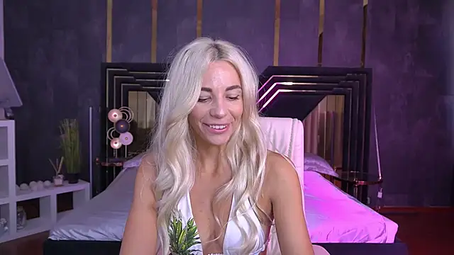 Snapshot of BellaRayyy chatting on September 28, 6:19 am BellaRayyy online show from September 28, 6:19 am