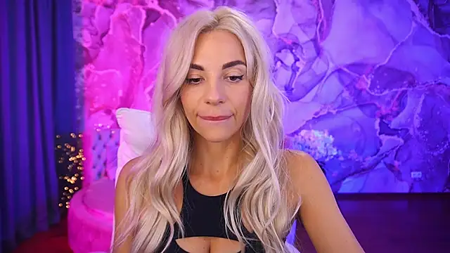 Snapshot of BellaRayyy chatting on October 13, 6:13 am BellaRayyy online show from October 13, 6:13 am