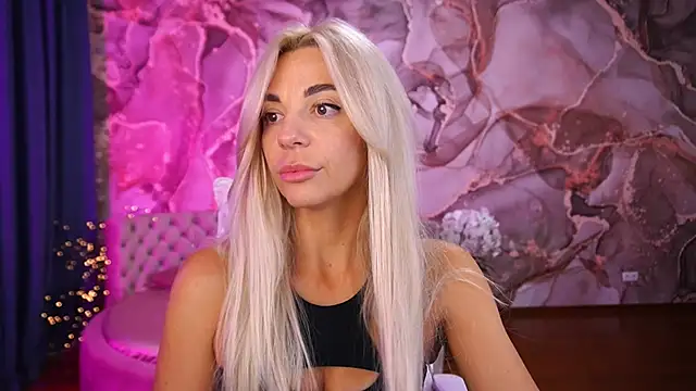 Snapshot of BellaRayyy chatting on October 20, 2:23 am BellaRayyy online show from October 20, 2:23 am