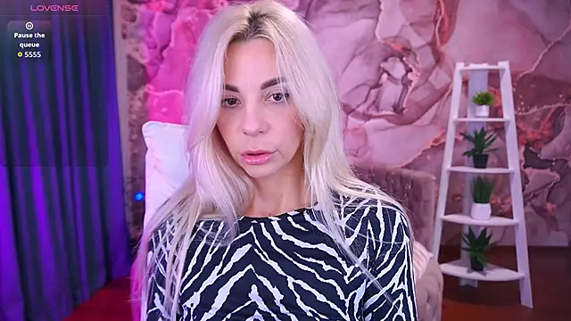 Snapshot of BellaRayyy chatting on December 2, 6:41 am BellaRayyy online show from December 2, 6:41 am