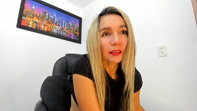 Snapshot of Ms_lunaRose chatting on December 3, 3:21 pm Ms lunaRose online show from December 3, 3:21 pm