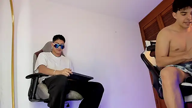 sotooliver3 online show from December 2, 9:54 pm