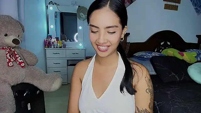 mia yireth online show from October 9, 1:25 am