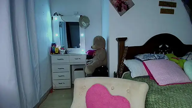 mia yireth online show from October 18, 12:24 am