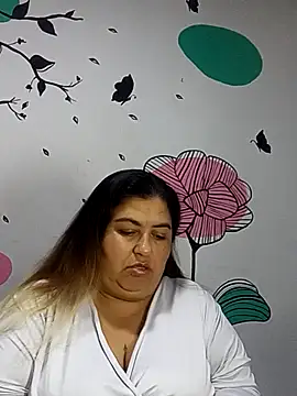 Snapshot of curvy_diva_ chatting on October 15, 11:10 am curvy diva online show from October 15, 11:10 am