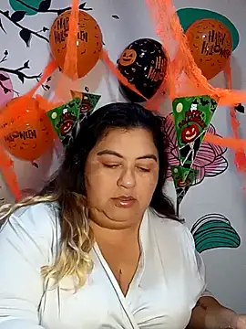 Snapshot of curvy_diva_ chatting on October 27, 11:14 am curvy diva online show from October 27, 11:14 am