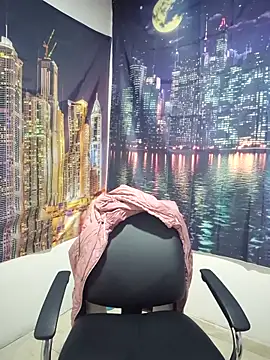 curvy diva  online show from April 21, 10:10 am