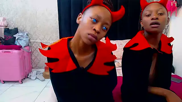 SexyPetitex25 online show from October 30, 7:47 pm