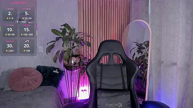 Snapshot of emma______ chatting on November 12, 8:30 pm emma online show from November 12, 8:30 pm