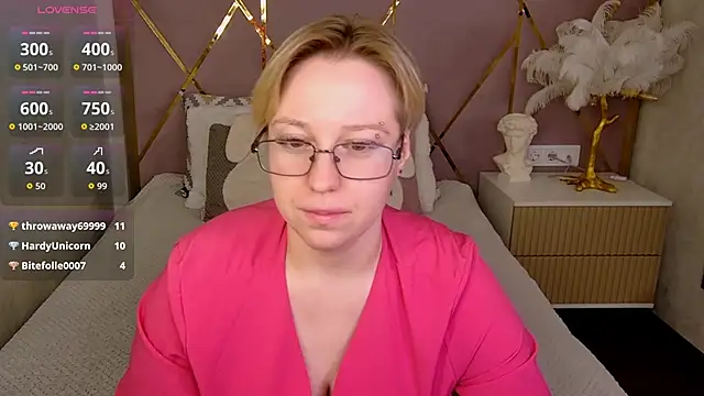 Snapshot of AlexandraGreen chatting on April 28, 2:49 am AlexandraGreen online show from April 28, 2:49 am