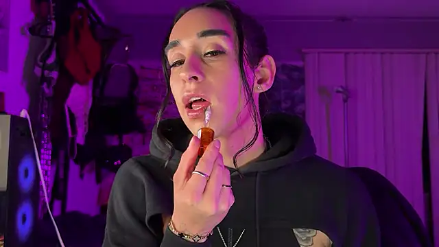 xoFrankie online show from December 20, 1:45 am