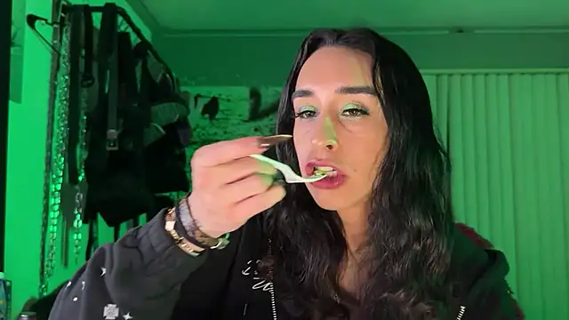 xoFrankie online show from March 31, 3:30 am