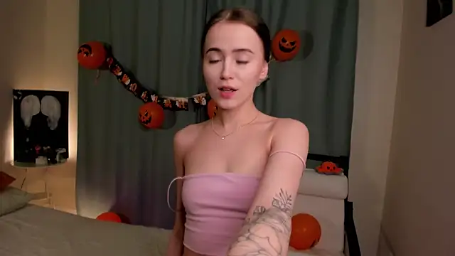 Snapshot of Chloeee4200 chatting on November 2, 1:35 pm Chloeee4200 online show from November 2, 1:35 pm