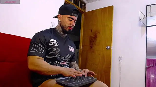 Snapshot of tommyblessd1 chatting on July 6, 5:37 am tommyblessd1 online show from July 6, 5:37 am