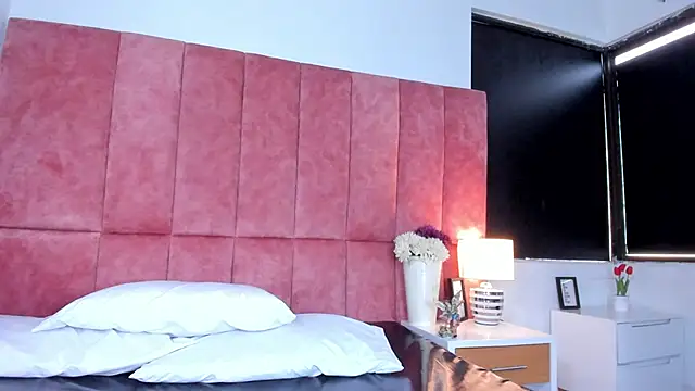 Snapshot of kittyy_milk_001 chatting on December 18, 7:42 pm kittyy milk 001 online show from December 18, 7:42 pm