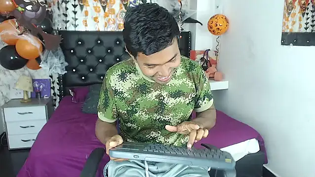 Snapshot of Adam_Morgan2 chatting on October 15, 5:07 am Adam Morgan2 online show from October 15, 5:07 am