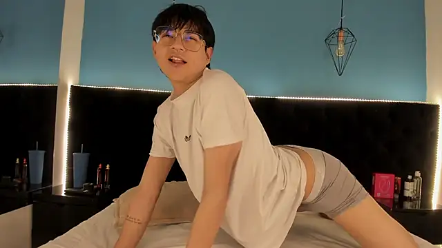 Snapshot of AleAurarashi chatting on October 1, 11:22 pm AleAurarashi online show from October 1, 11:22 pm