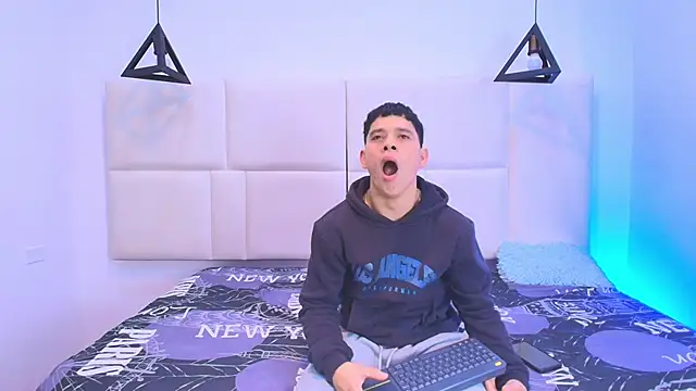 aron twink66 online show from September 20, 1:23 pm