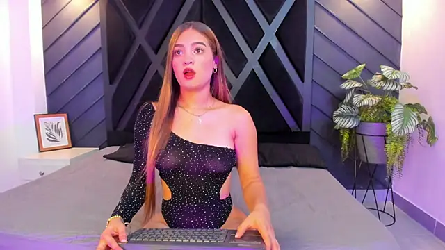 Snapshot of Alana_cox_ chatting on October 20, 11:27 pm Alana cox online show from October 20, 11:27 pm