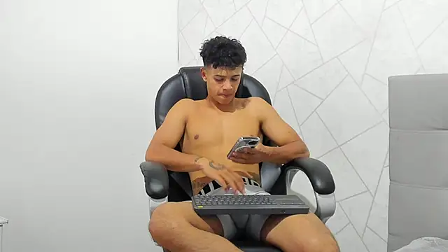 Snapshot of Alex_Colton7 chatting on October 7, 1:58 am Alex Colton7 online show from October 7, 1:58 am