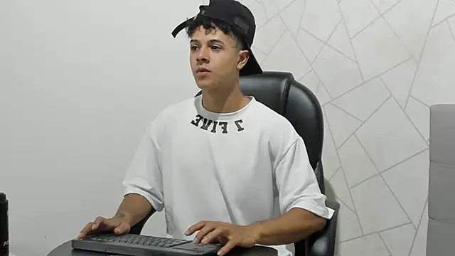 Snapshot of Alex_Colton7 chatting on November 28, 3:53 am Alex Colton7 online show from November 28, 3:53 am