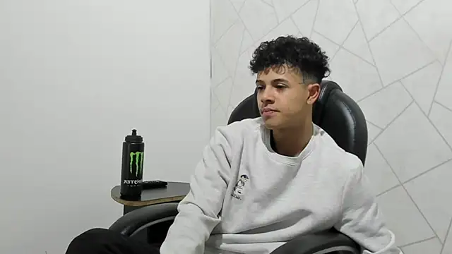 Snapshot of Alex_Colton7 chatting on November 29, 4:04 am Alex Colton7 online show from November 29, 4:04 am