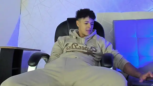 Snapshot of Alex_Colton7 chatting on December 2, 5:02 am Alex Colton7 online show from December 2, 5:02 am