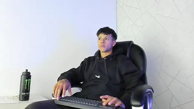 Snapshot of Alex_Colton7 chatting on December 3, 3:36 am Alex Colton7 online show from December 3, 3:36 am