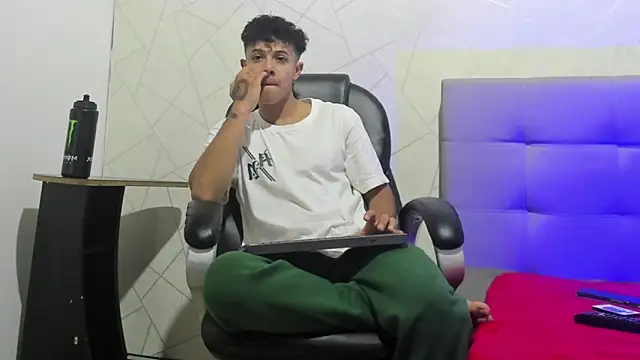 Snapshot of Alex_Colton7 chatting on December 14, 3:34 am Alex Colton7 online show from December 14, 3:34 am