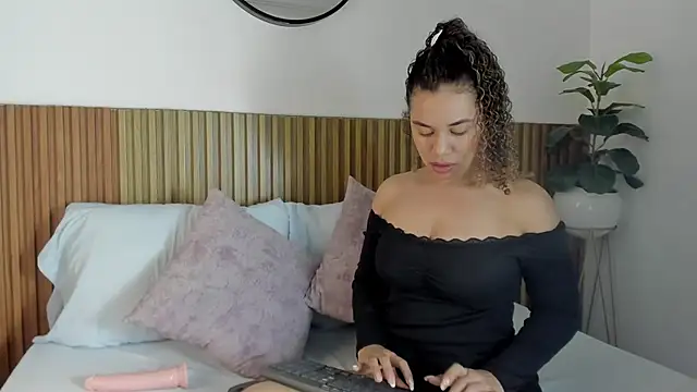 Snapshot of angie_leonn chatting on October 15, 12:27 pm angie leonn online show from October 15, 12:27 pm