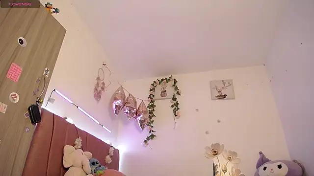 Liahdiaz  online show from April 1, 1:52 pm