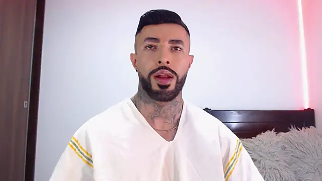 andrea de lucaa online show from February 3, 4:10 am