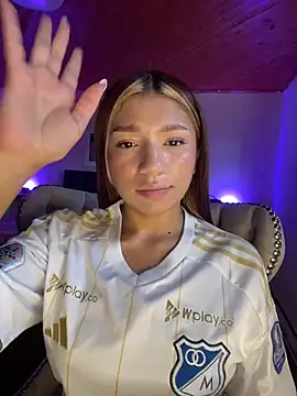 Snapshot of Isabella18_pink chatting on June 19, 5:50 pm Isabella18 pink online show from June 19, 5:50 pm