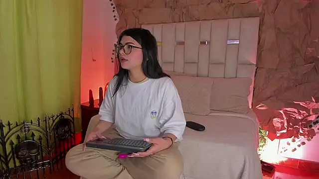 Snapshot of Jade_Nmm chatting on October 10, 12:59 pm Jade Nmm online show from October 10, 12:59 pm
