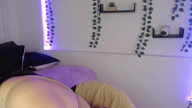 Snapshot of poison_doll2 chatting on October 18, 2:40 pm poison doll2 online show from October 18, 2:40 pm